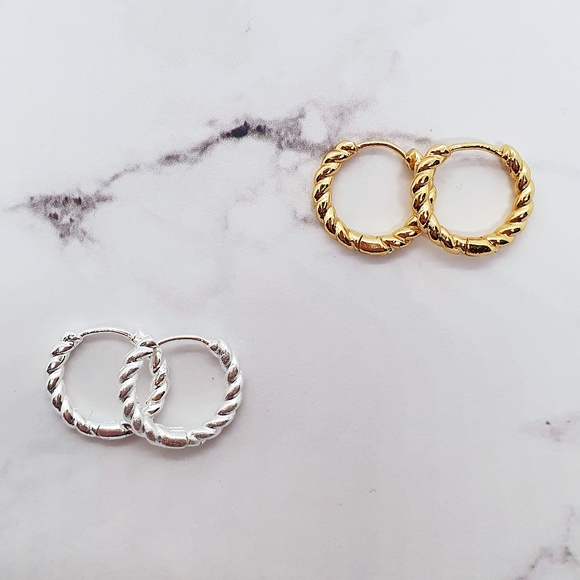 18ct gold twisted huggie hoop earrings - Picture 5 of 5